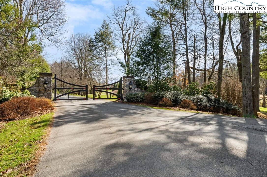 Image number 4 for the current listing