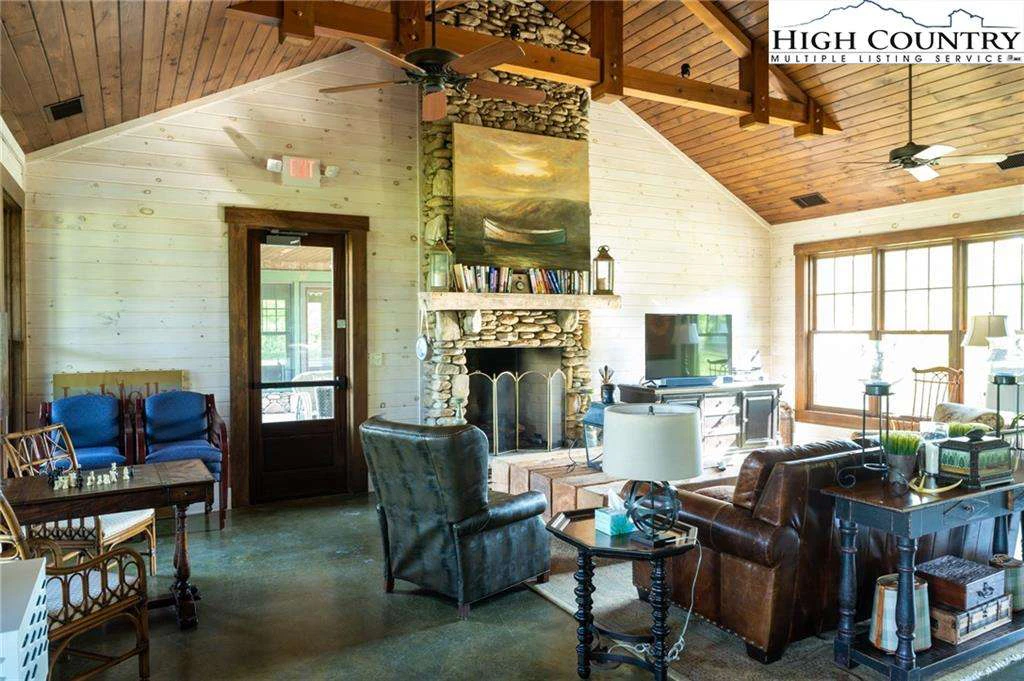 Image number 14 for the current listing