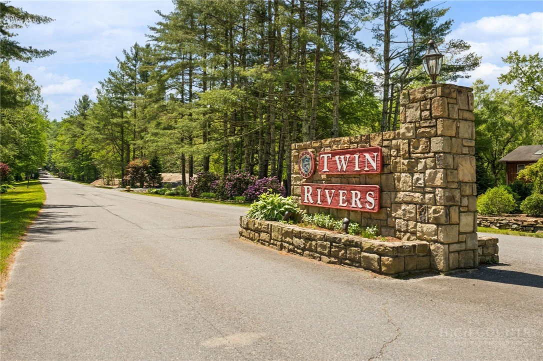 Image number 1 for the current listing