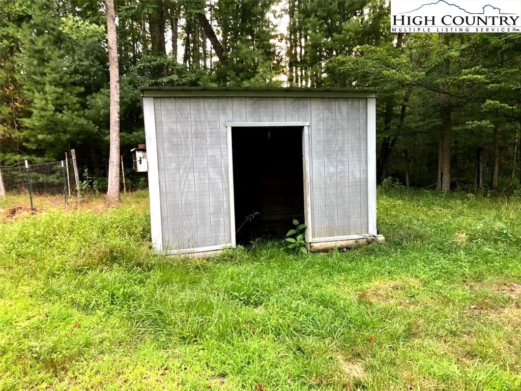 Image number 14 for the current listing