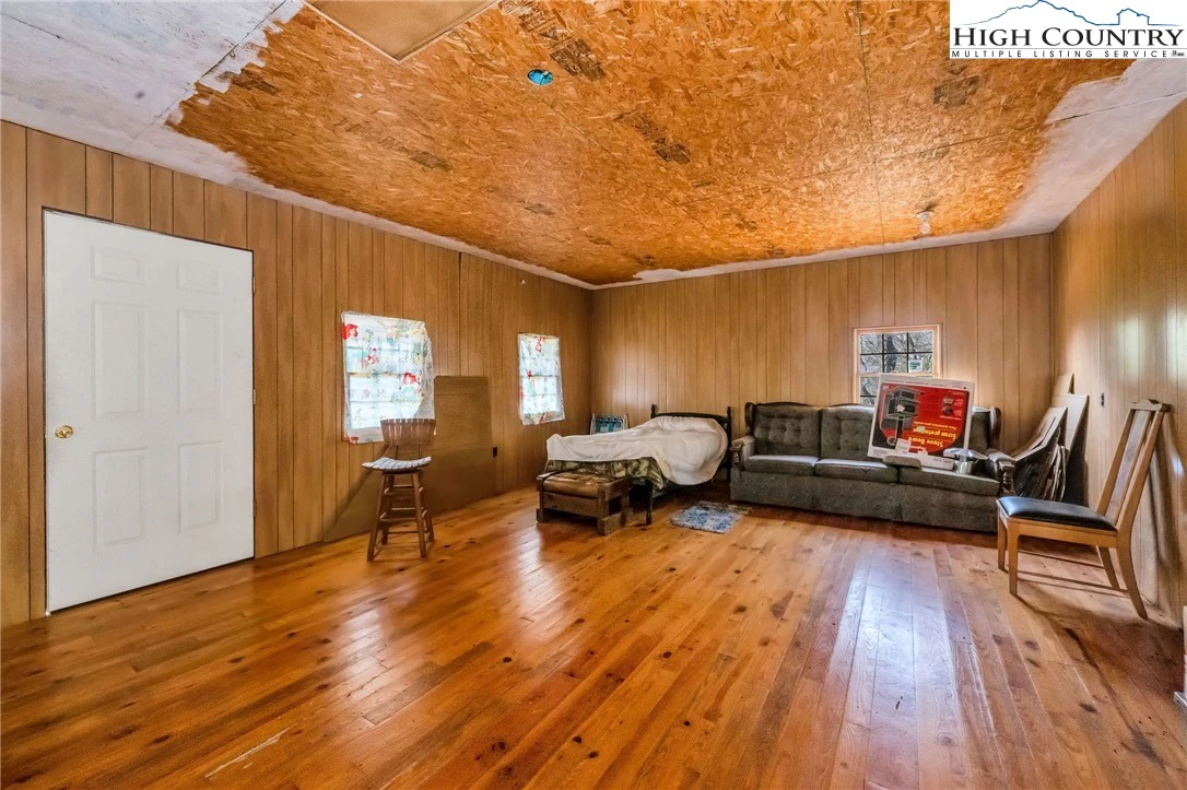 Image number 19 for the current listing