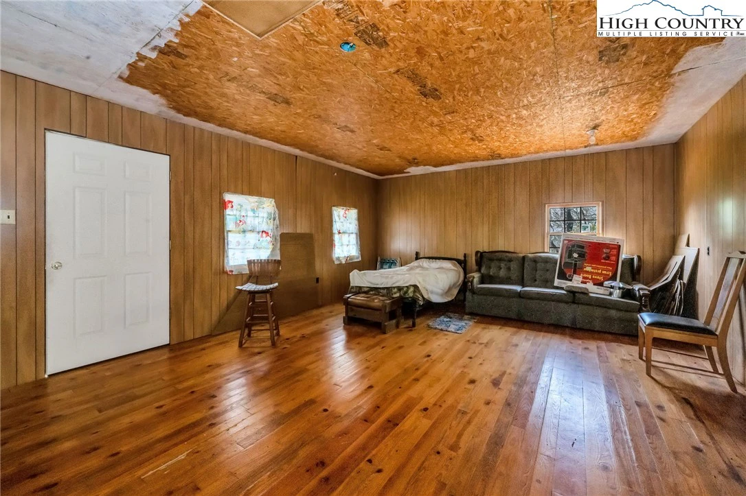 Image number 18 for the current listing