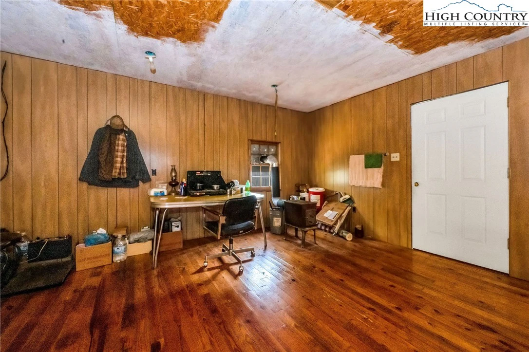 Image number 14 for the current listing