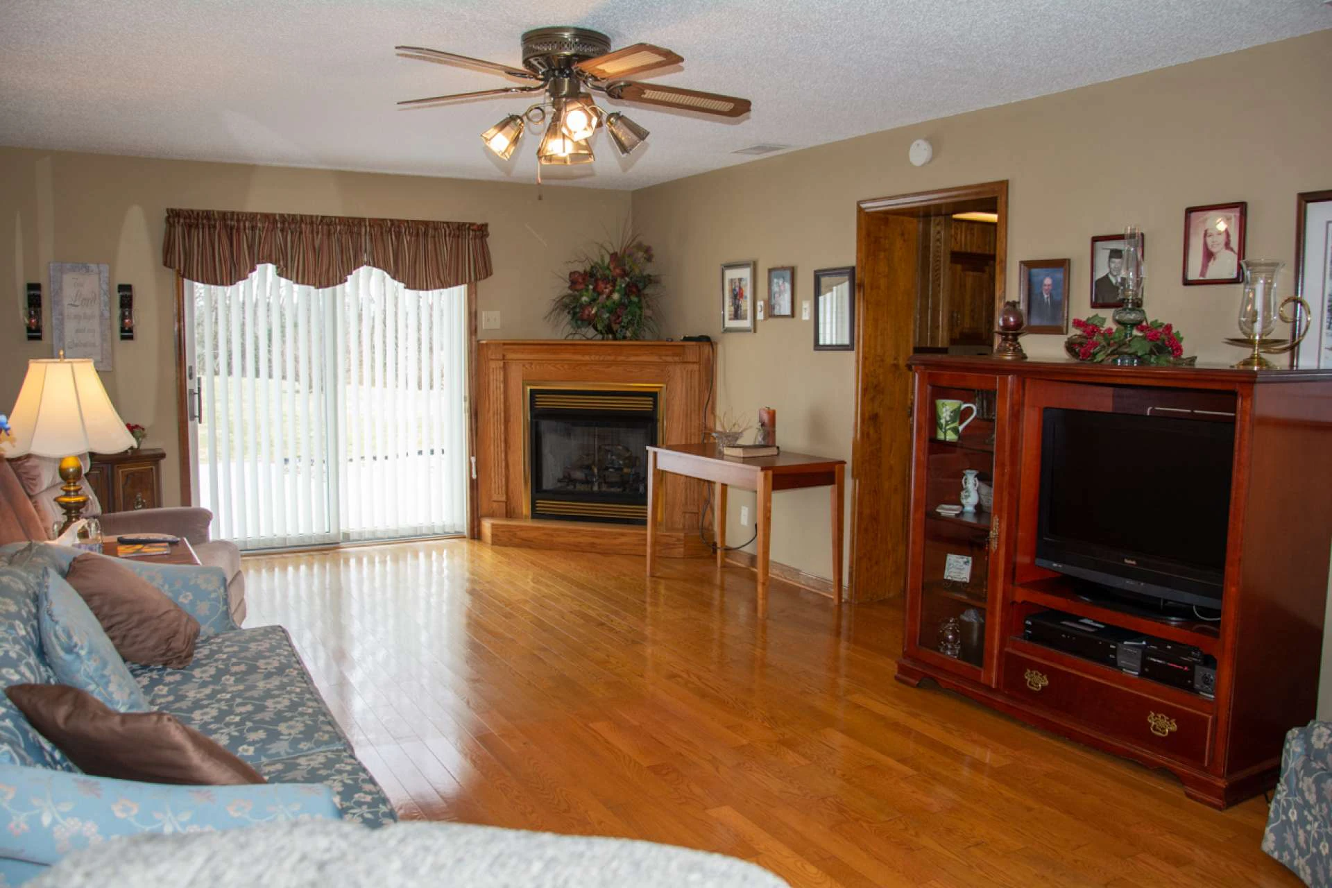 Image number 14 for the current listing
