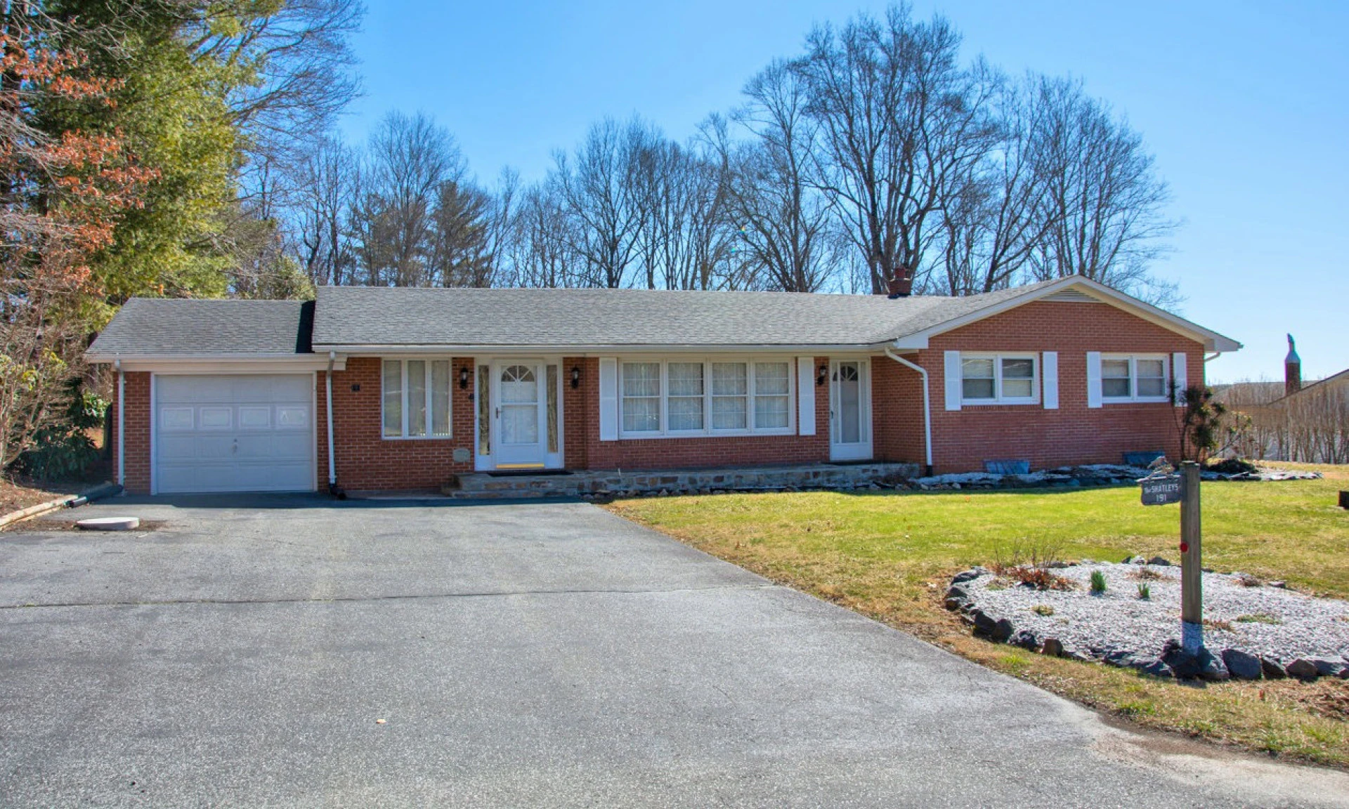 Image number 1 for the current listing