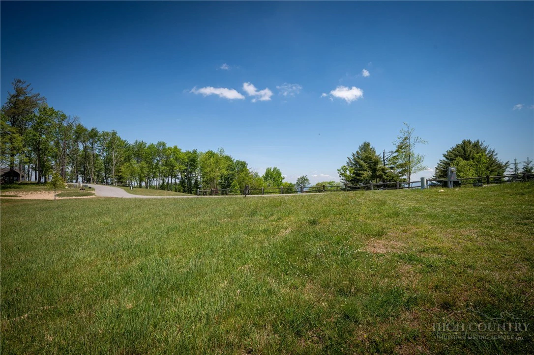 Image number 17 for the current listing