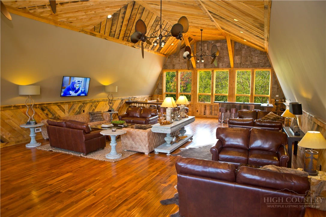Image number 13 for the current listing