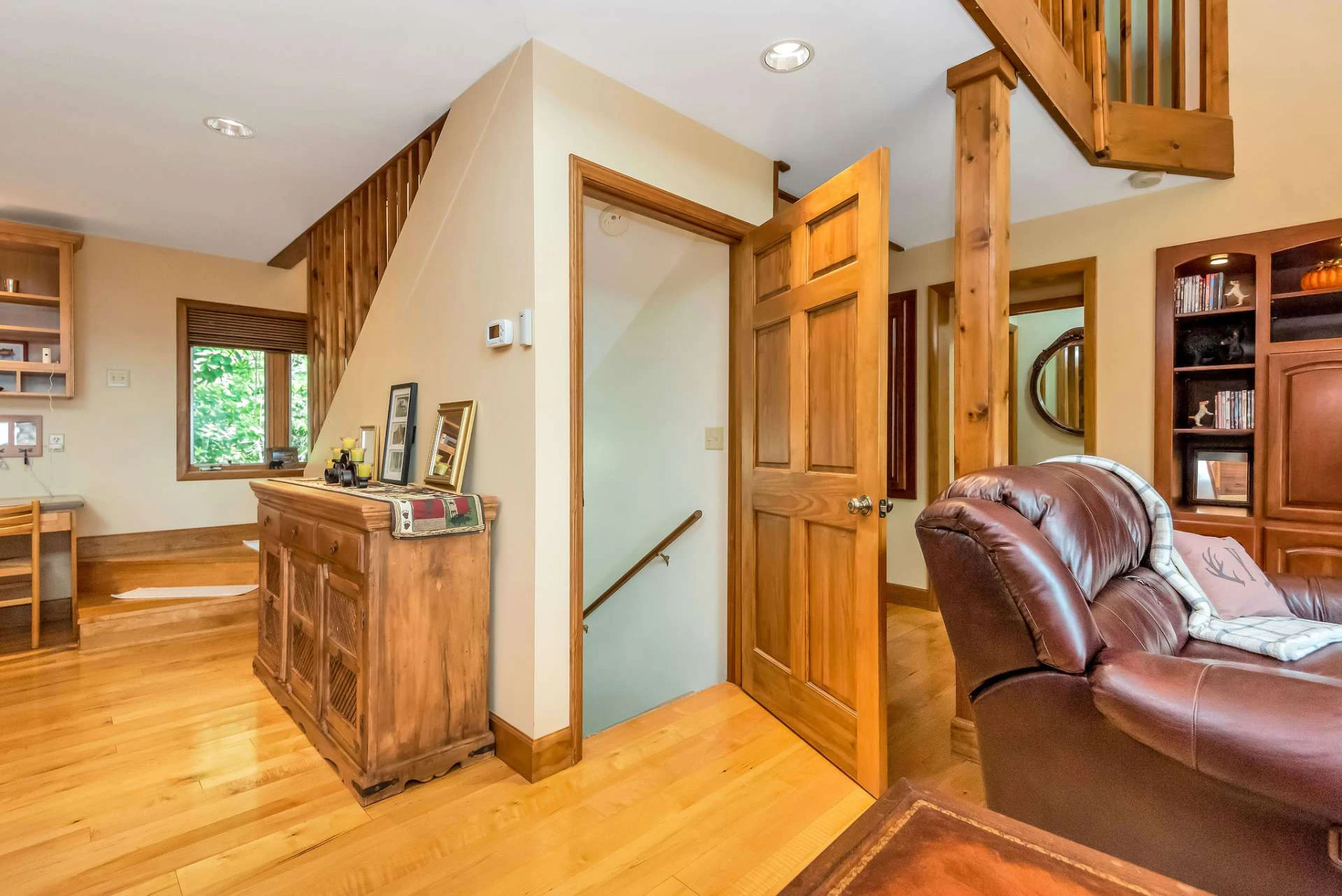 Image number 11 for the current listing