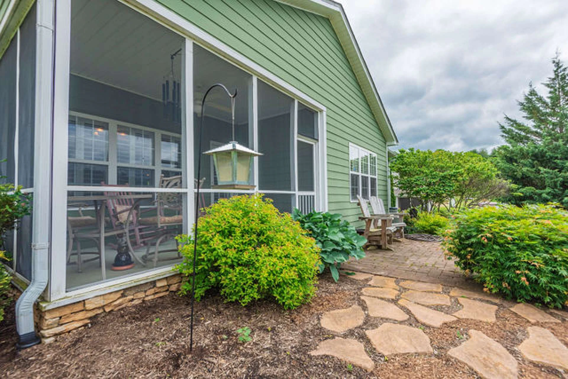 Image number 19 for the current listing