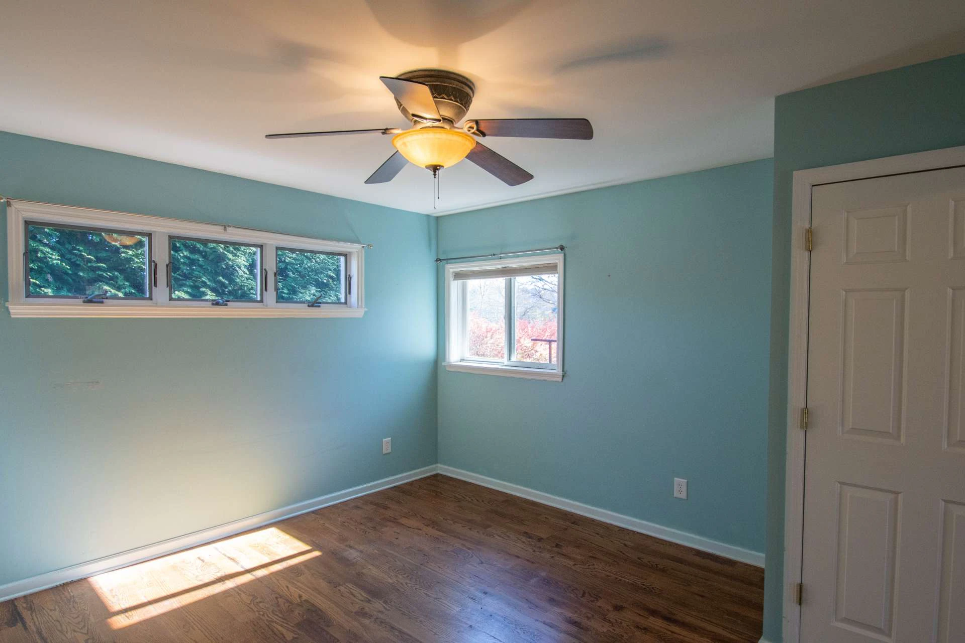 Image number 3 for the current listing